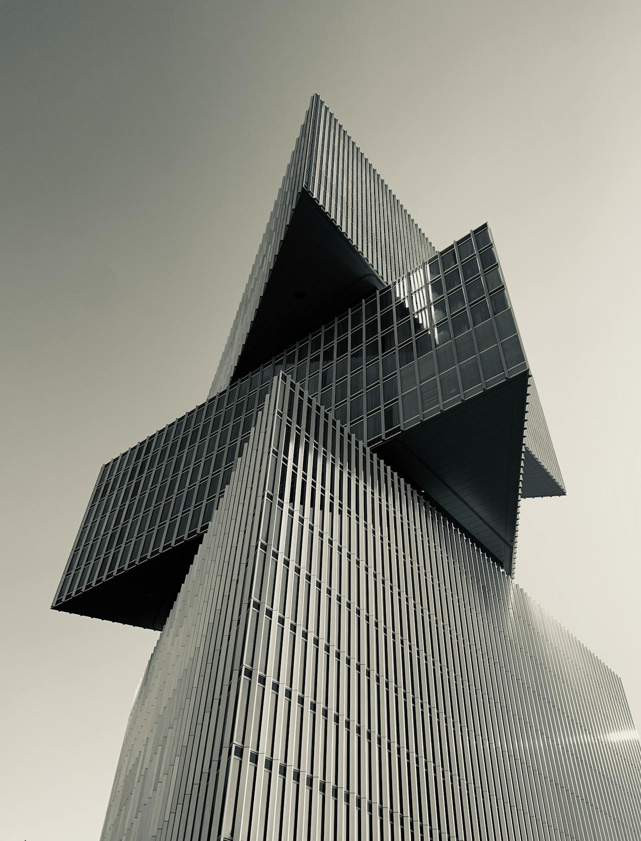 De hoge torens van Amsterdam: Architecten en hun indrukwekkende wolkenkrabbers